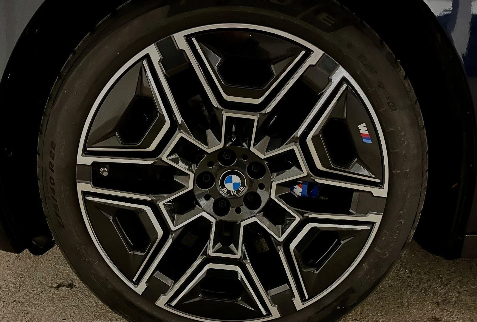 BMW iX xDrive45/FACELIFT/M-SPORT/H&K/360/ICONIC GLOW/ - изображение 5