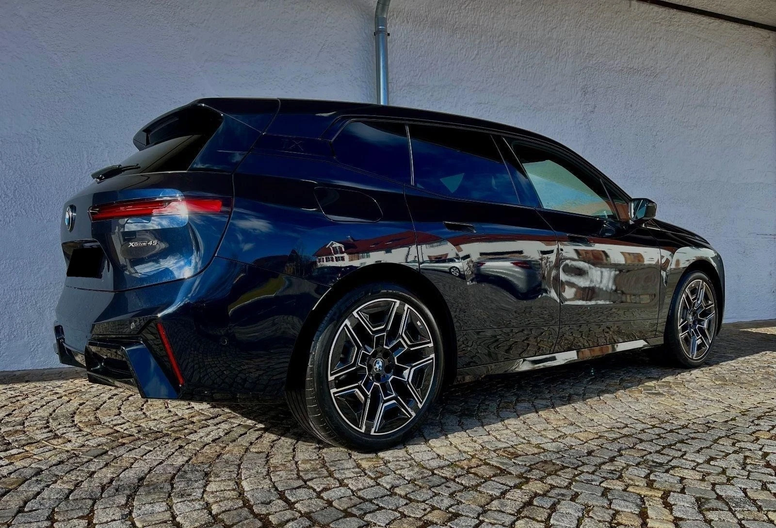 BMW iX xDrive45/FACELIFT/M-SPORT/H&K/360/ICONIC GLOW/ - изображение 4