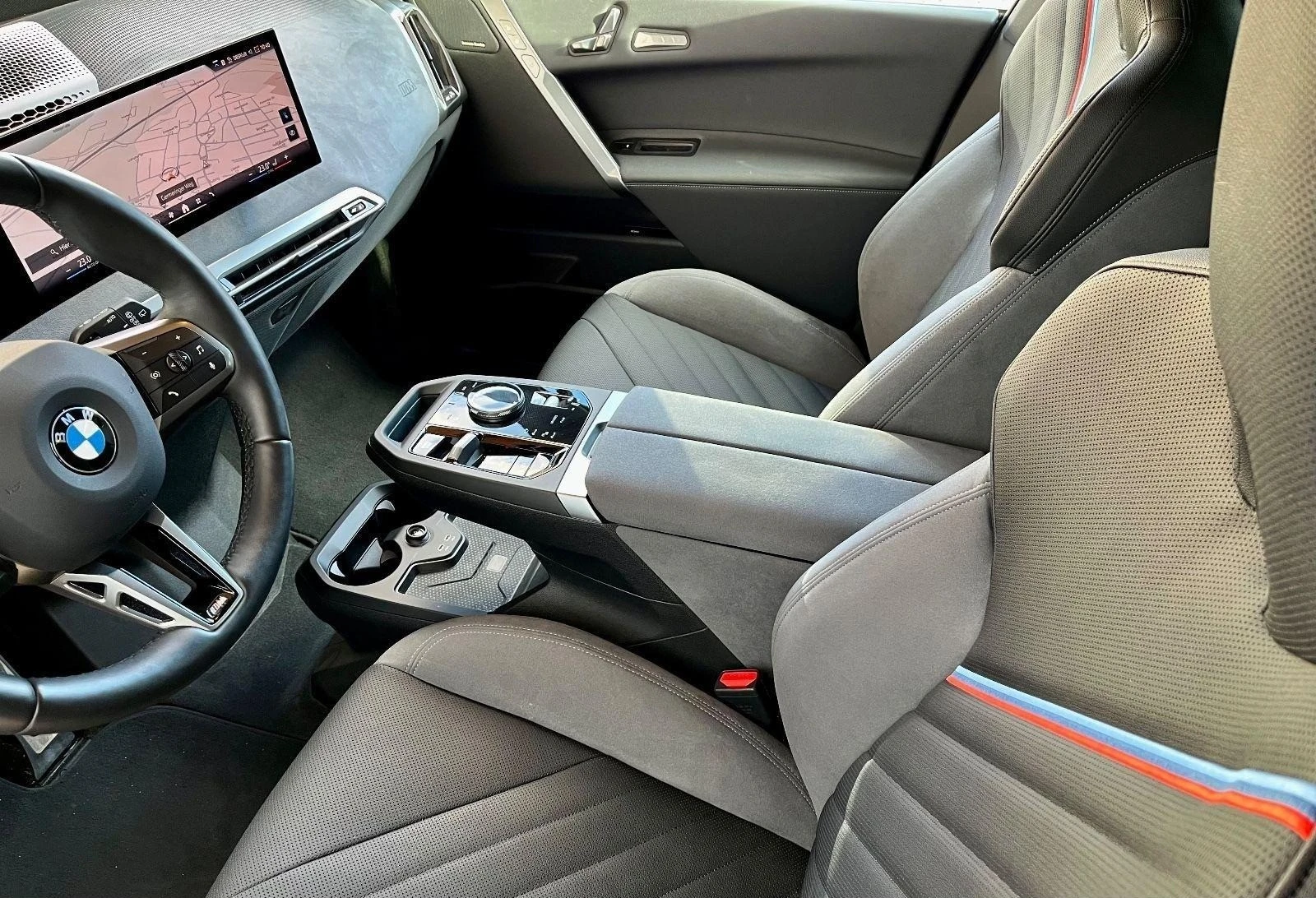 BMW iX xDrive45/FACELIFT/M-SPORT/H&K/360/ICONIC GLOW/ - изображение 6