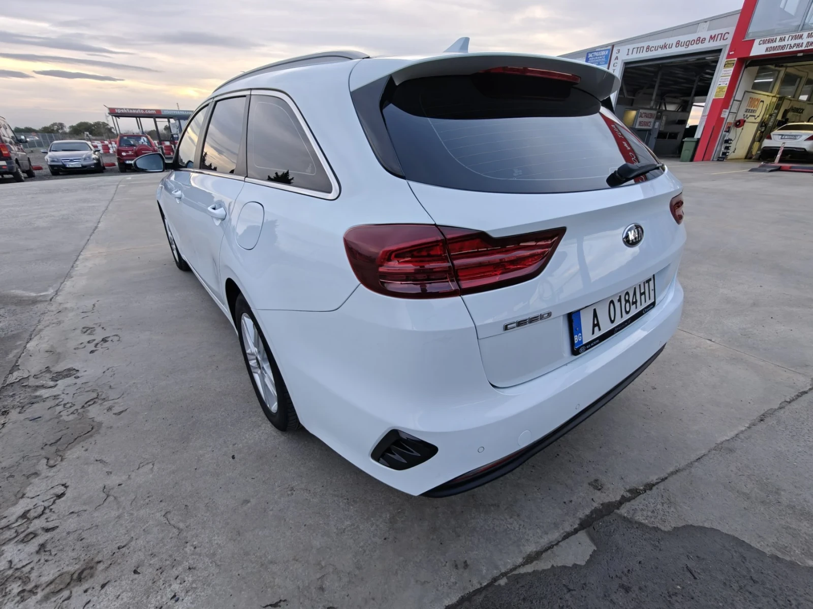 Kia Ceed Комби, снимка 9 - Автомобили и джипове - 53906416