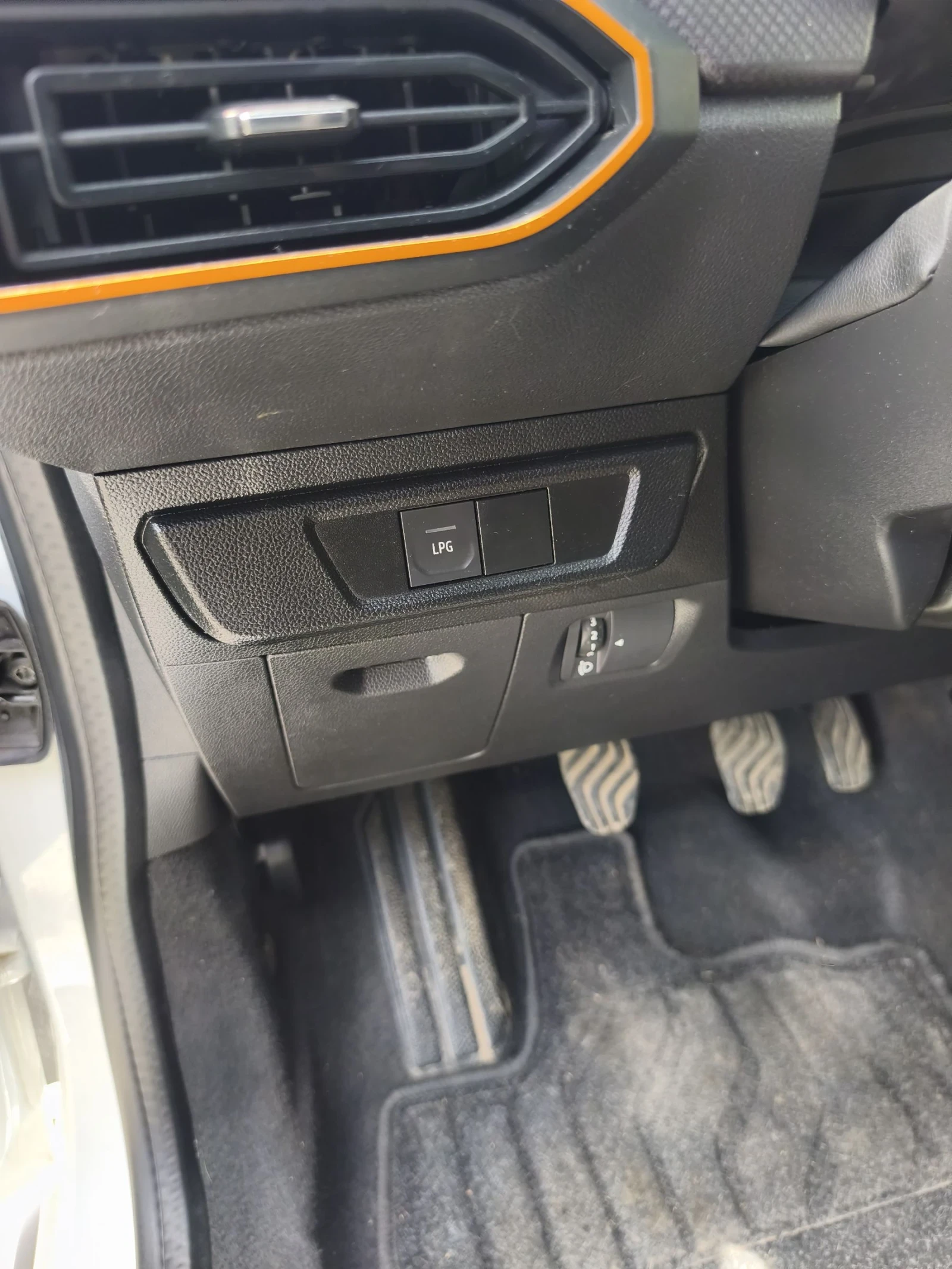 Dacia Sandero, снимка 9 - Автомобили и джипове - 54611090
