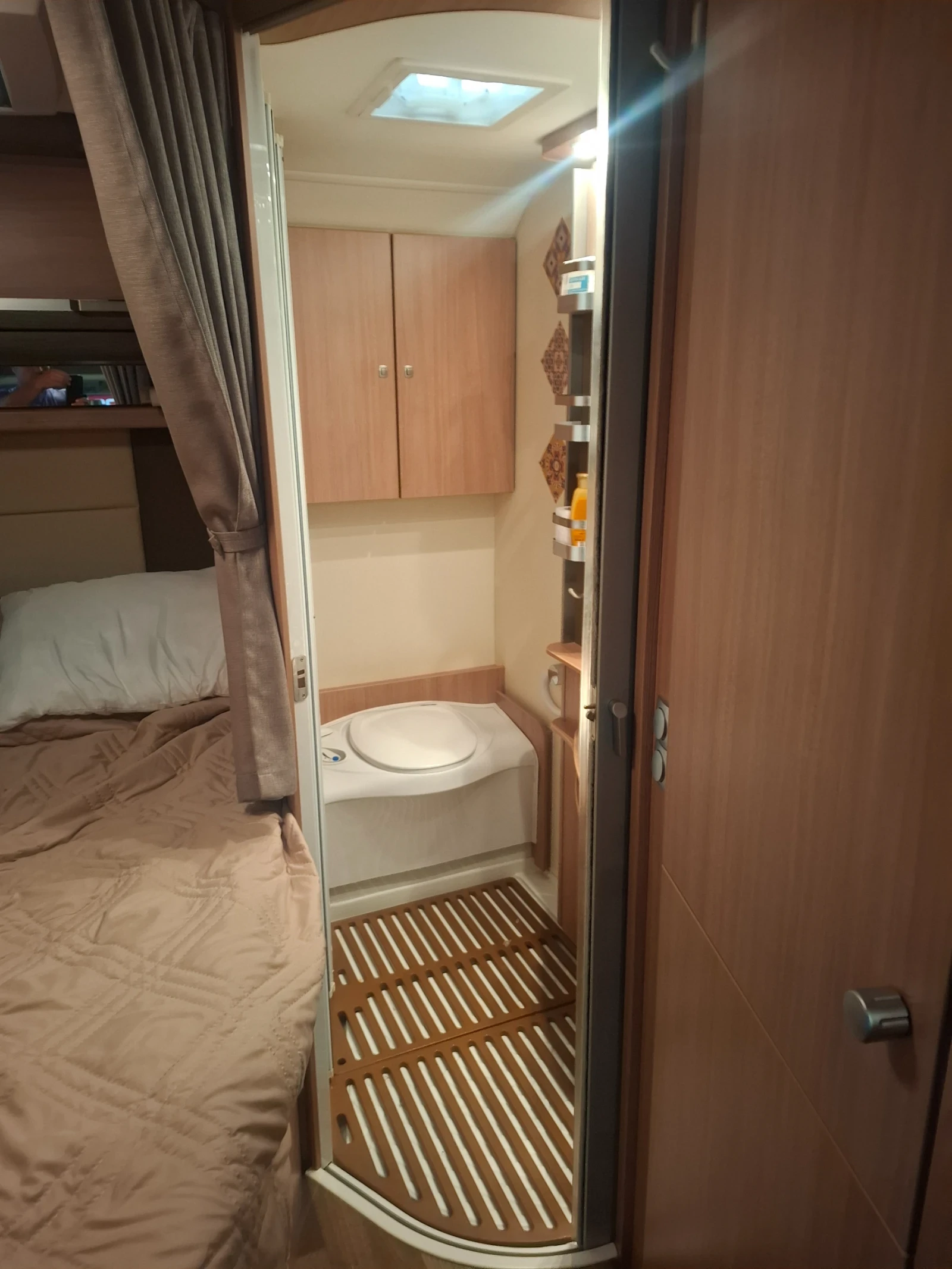 Кемпер Knaus SKY WAVE 650MF, снимка 17 - Каравани и кемпери - 56056943
