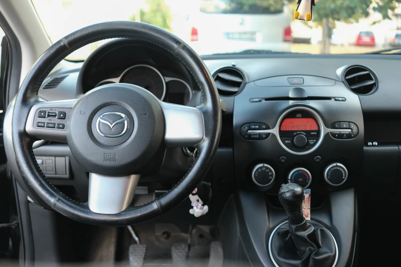 Mazda 2 1.3i facelift, снимка 9 - Автомобили и джипове - 53042993