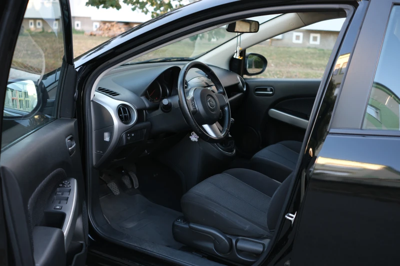 Mazda 2 1.3i facelift, снимка 8 - Автомобили и джипове - 53042993