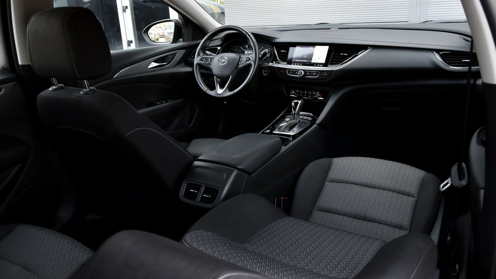 Opel Insignia Sports Tourer 2.0d Automatic Business Edition, снимка 12 - Автомобили и джипове - 54303844