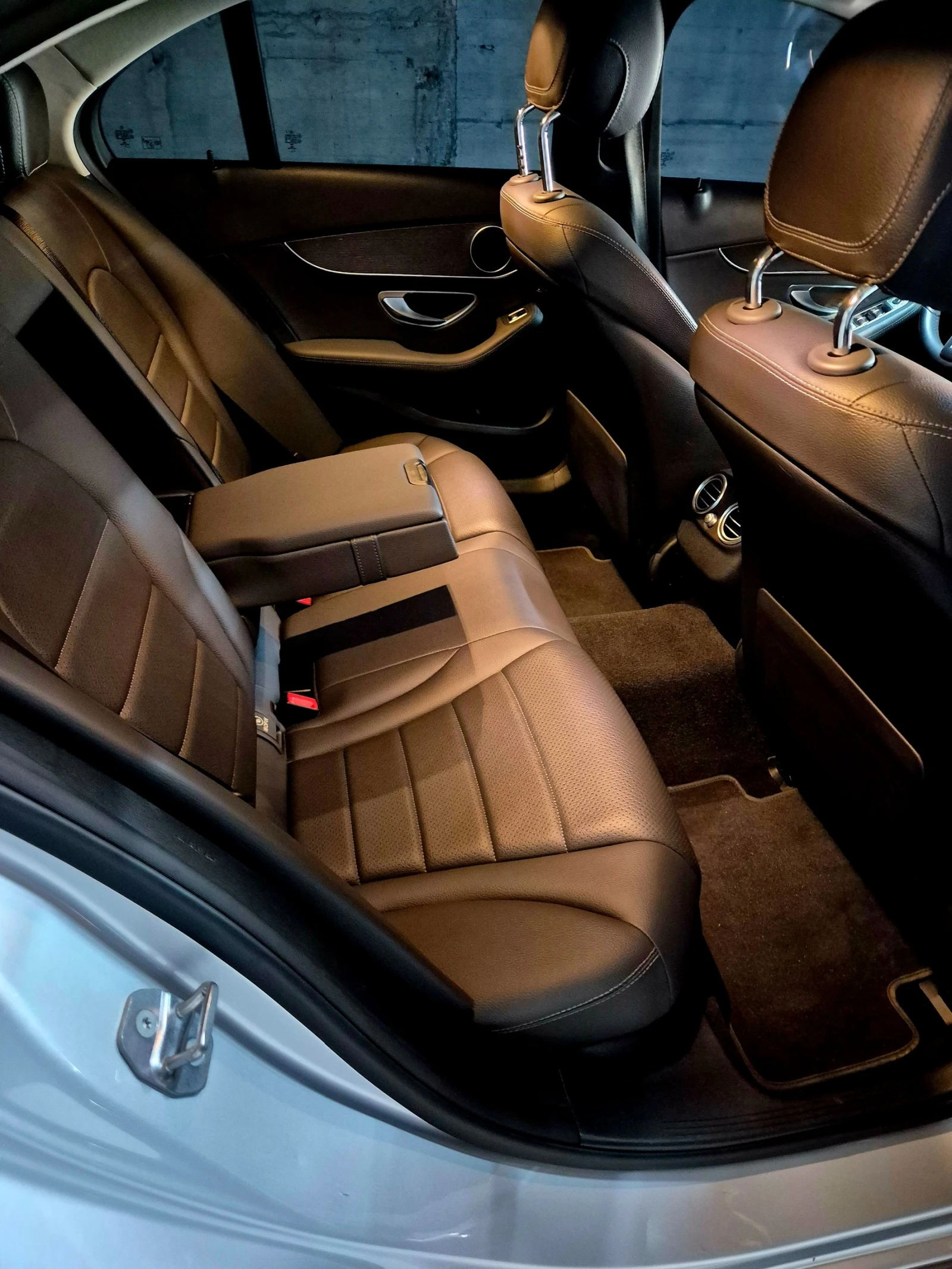 Mercedes-Benz C 300 KEYLESS/DISTR/9G-TRONIC/Реални километри, снимка 8 - Автомобили и джипове - 55158202