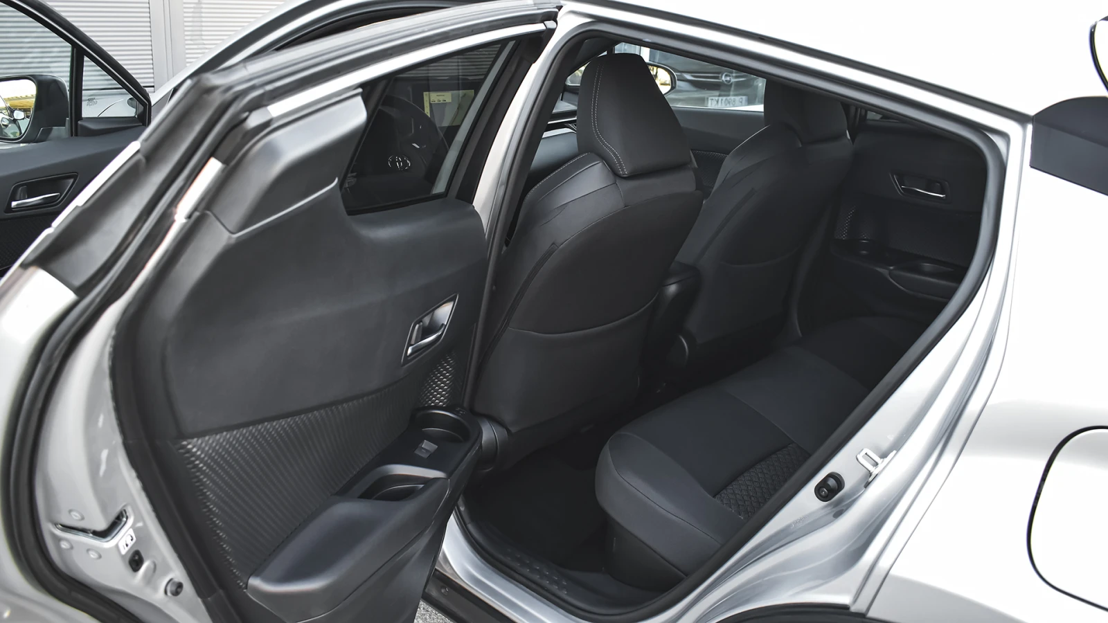 Toyota C-HR 2.0 Hybrid Club Automatic - изображение 9