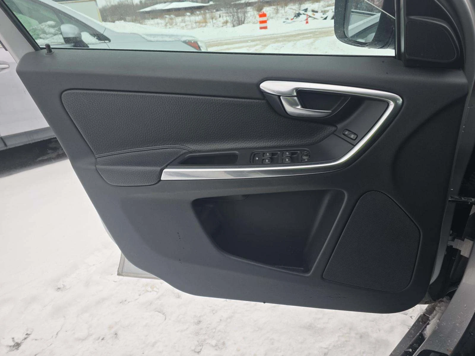 Volvo XC60 T6* ДИГИТАЛНО* ТАБЛО* ПОДГРЕВ* КАМЕРА* КЕЙЛЕС* , снимка 5 - Автомобили и джипове - 53802486