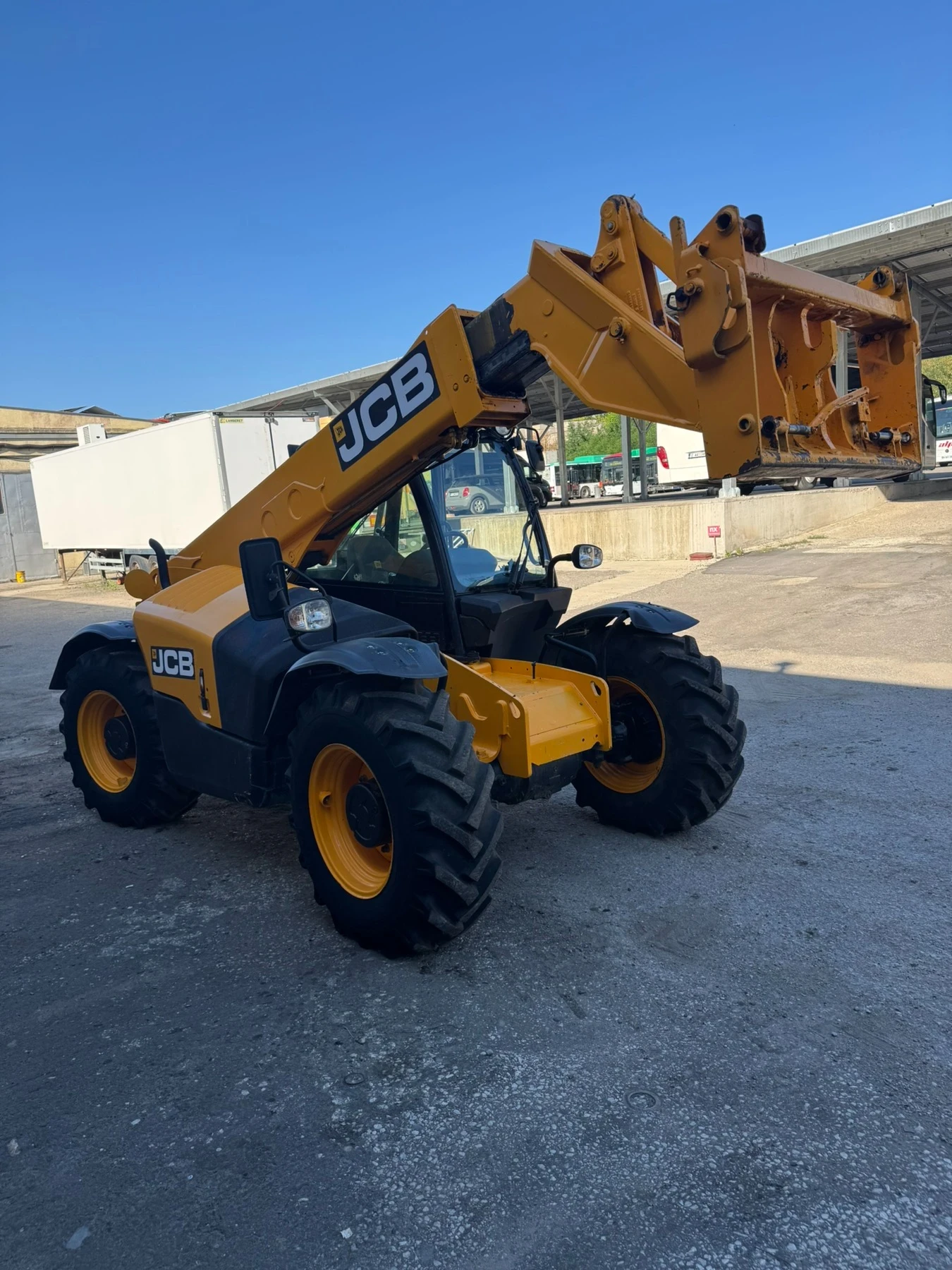 Телескопични товарачи JCB
