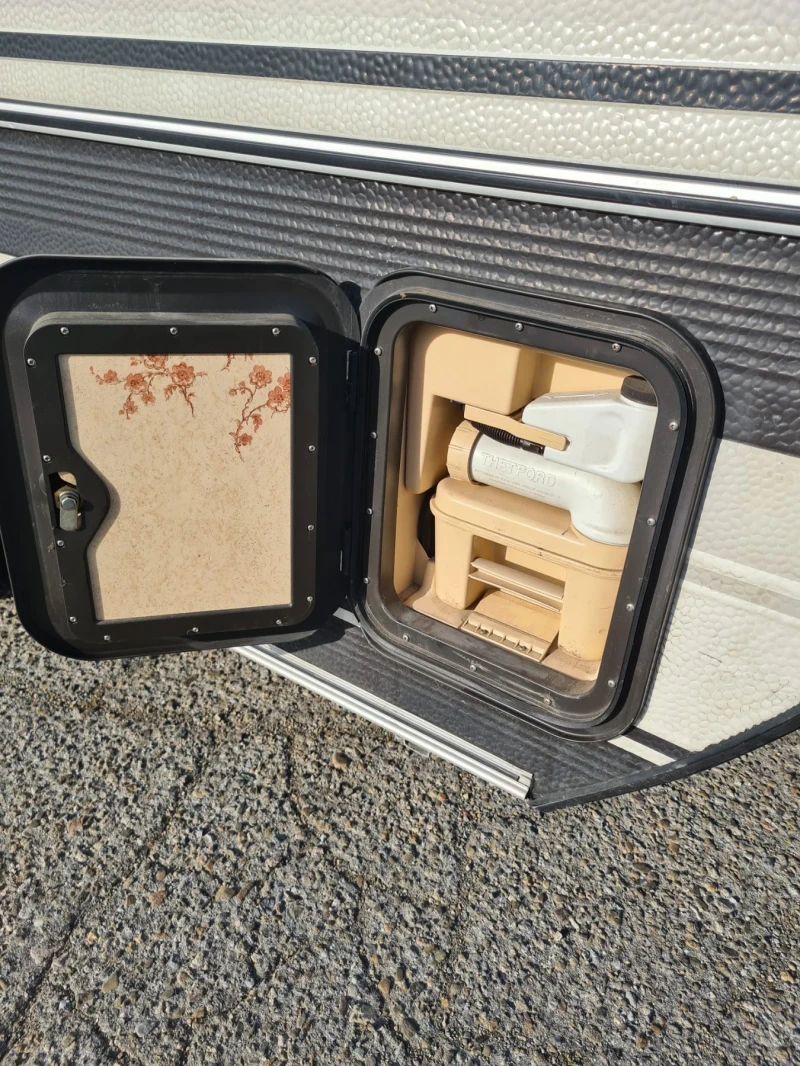 Каравана Hobby 400C, снимка 15 - Каравани и кемпери - 52512397