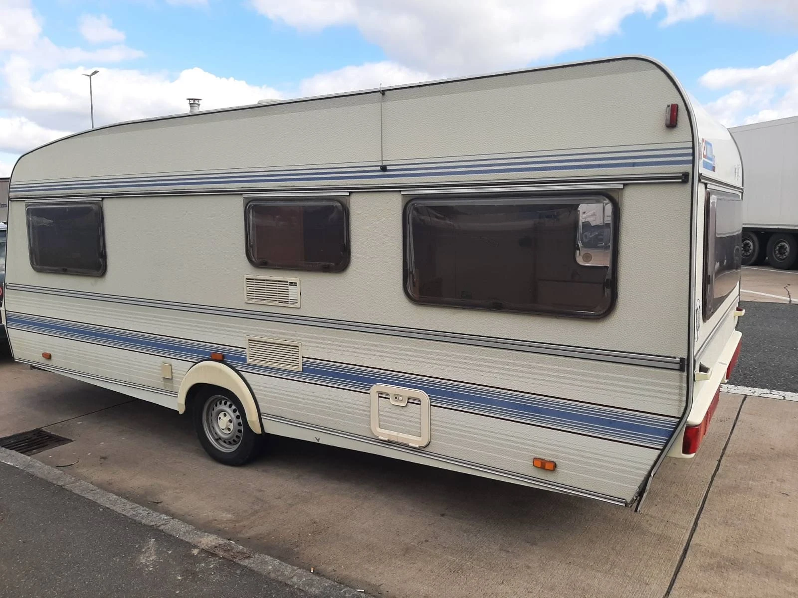 Каравана Wilk 7 метра на 2.50, снимка 5 - Каравани и кемпери - 54019769