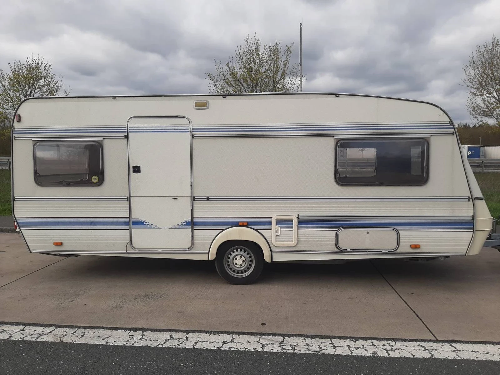 Каравана Wilk 7 метра на 2.50, снимка 2 - Каравани и кемпери - 54019769