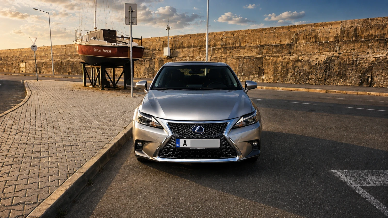 Lexus CT 200h в гаранция, 100 хил. км реални!!!