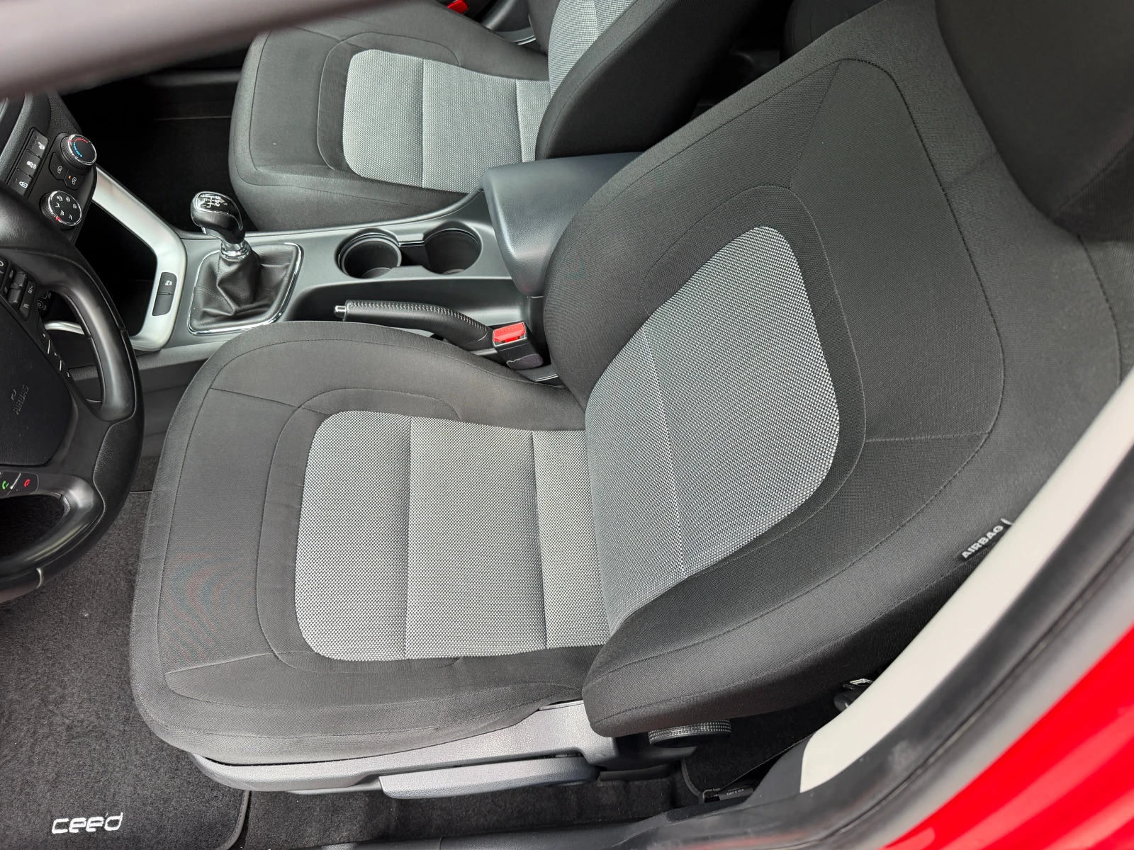 Kia Ceed 1.4I* 100к.с* СЕРВИЗНА КНИЖКА С ПЪЛНА ИСТОРИЯ, снимка 6 - Автомобили и джипове - 54900879