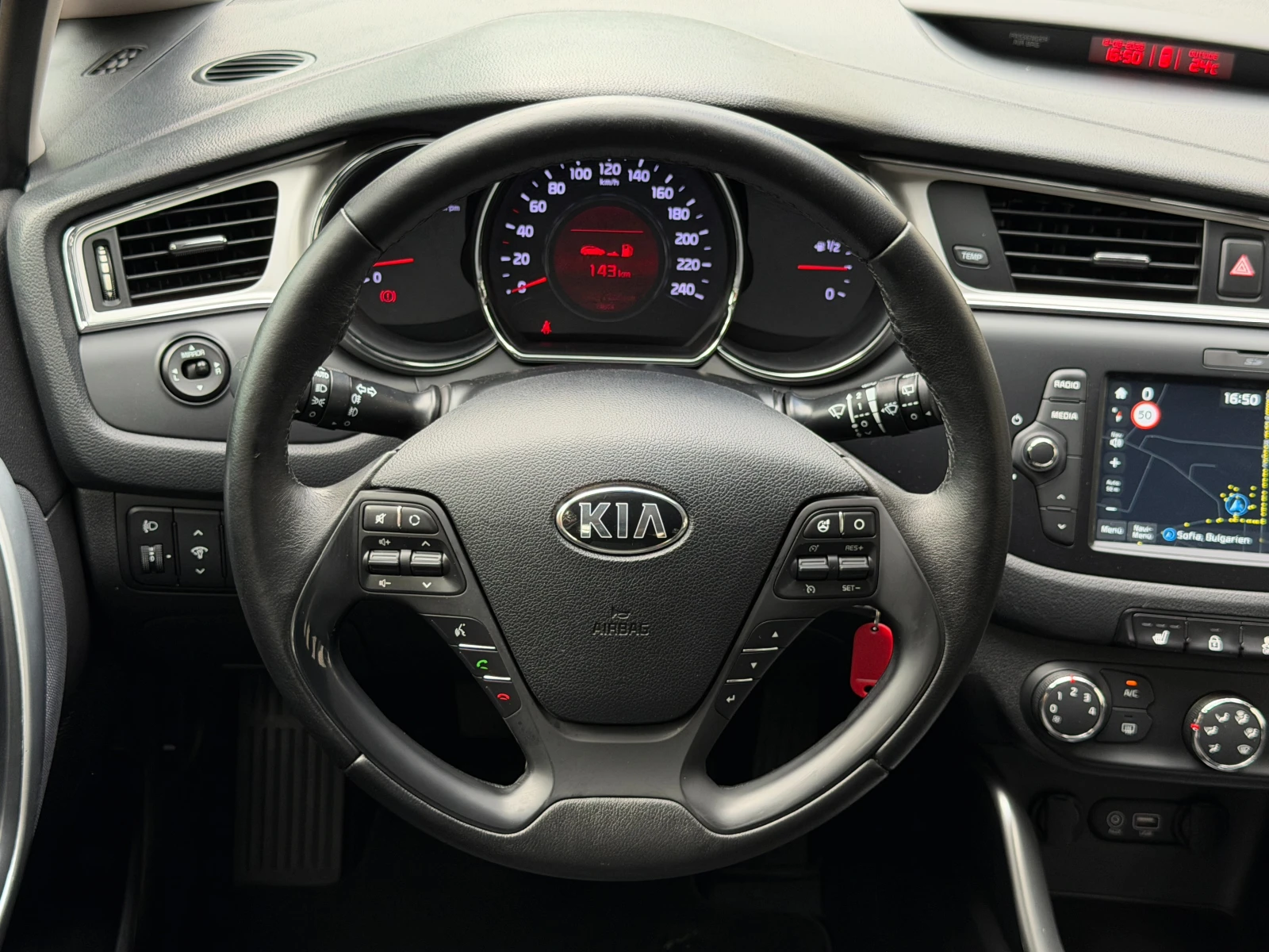Kia Ceed 1.4I* 100к.с* СЕРВИЗНА КНИЖКА С ПЪЛНА ИСТОРИЯ, снимка 8 - Автомобили и джипове - 54900879