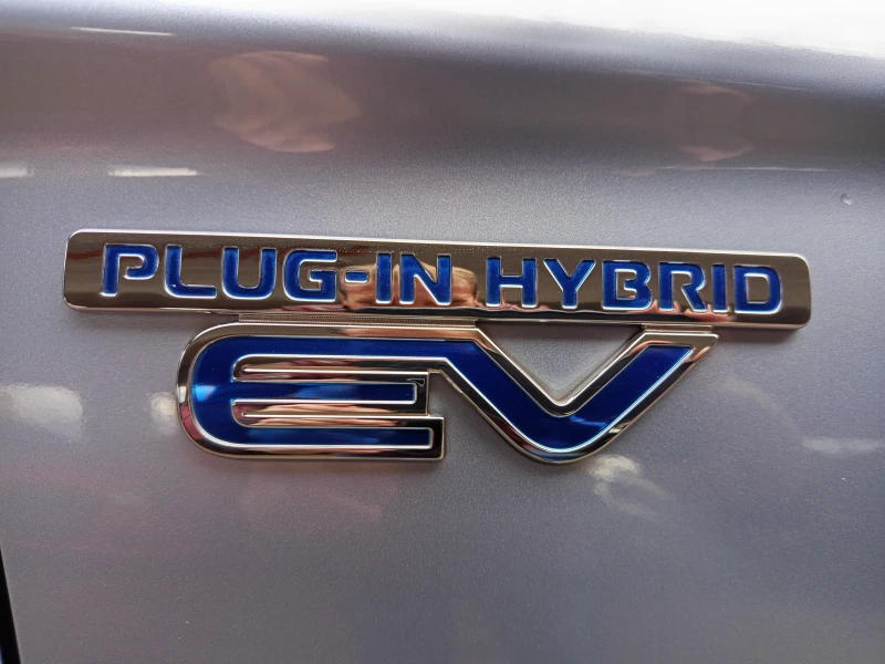 Mitsubishi Outlander 2.0 i 4 &#215; 4 PHEV, снимка 15 - Автомобили и джипове - 52478725