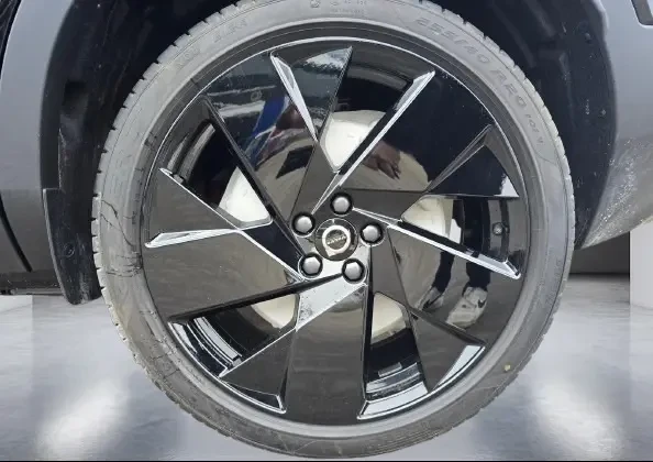 Volvo EX40 = Performance = Гаранция, снимка 4 - Автомобили и джипове - 54179416