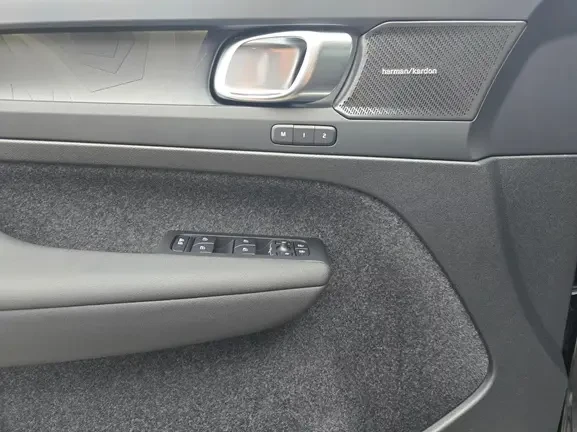 Volvo EX40 = Performance = Гаранция, снимка 5 - Автомобили и джипове - 54179416