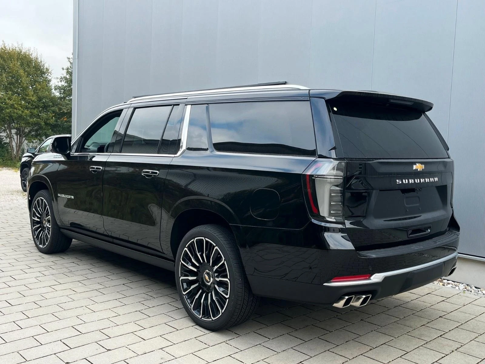 Chevrolet Suburban 6.2 V8 HIGH COUNTRY/FACELIFT/HUD/PANO/TV/7-МЕСТЕН - изображение 3