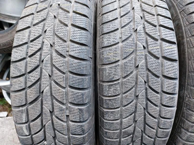 Гуми Зимни 205/70R15, снимка 2 - Гуми и джанти - 35772968