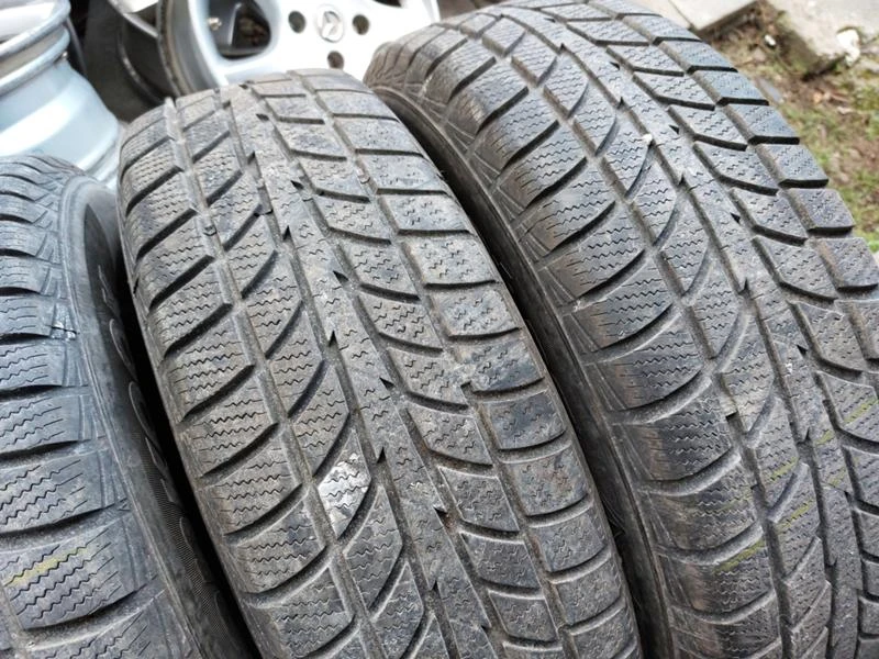 Гуми Зимни 205/70R15, снимка 3 - Гуми и джанти - 35772968