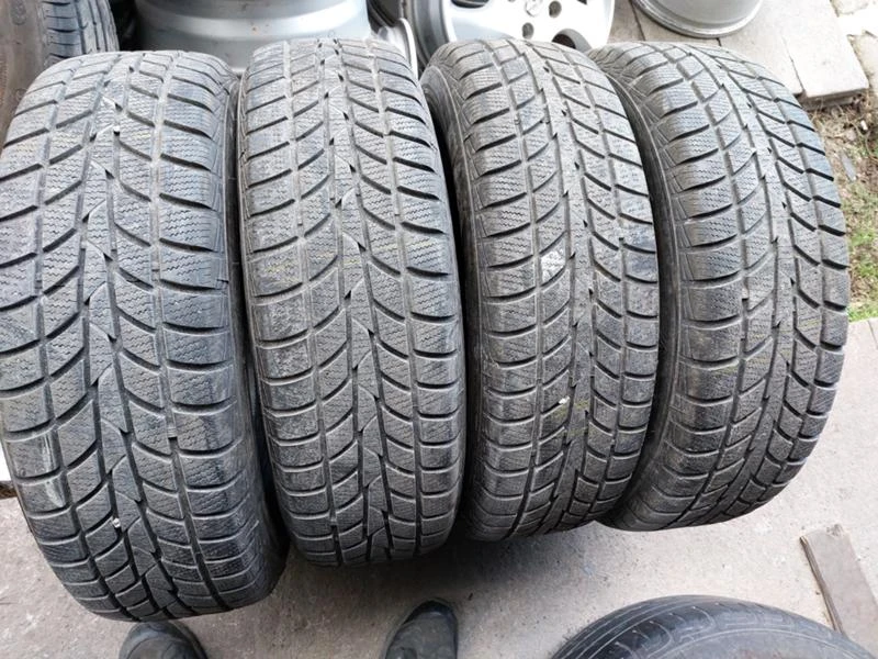 Гуми Зимни 205/70R15, снимка 1 - Гуми и джанти - 35772968