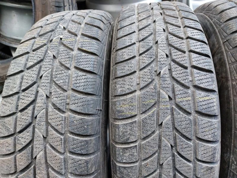 Гуми Зимни 205/70R15, снимка 4 - Гуми и джанти - 35772968