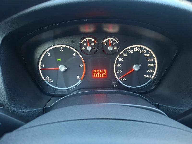 Ford Focus 1.6 Tdci, снимка 10 - Автомобили и джипове - 53376339