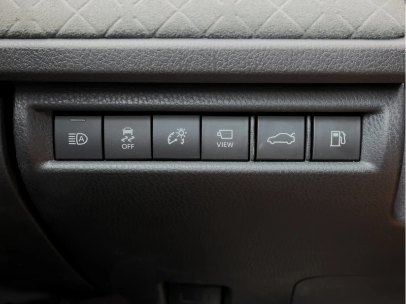 Toyota Camry XLE Hybrid AWD| Leather | Ventilated Seat | Pano R, снимка 15 - Автомобили и джипове - 53459669