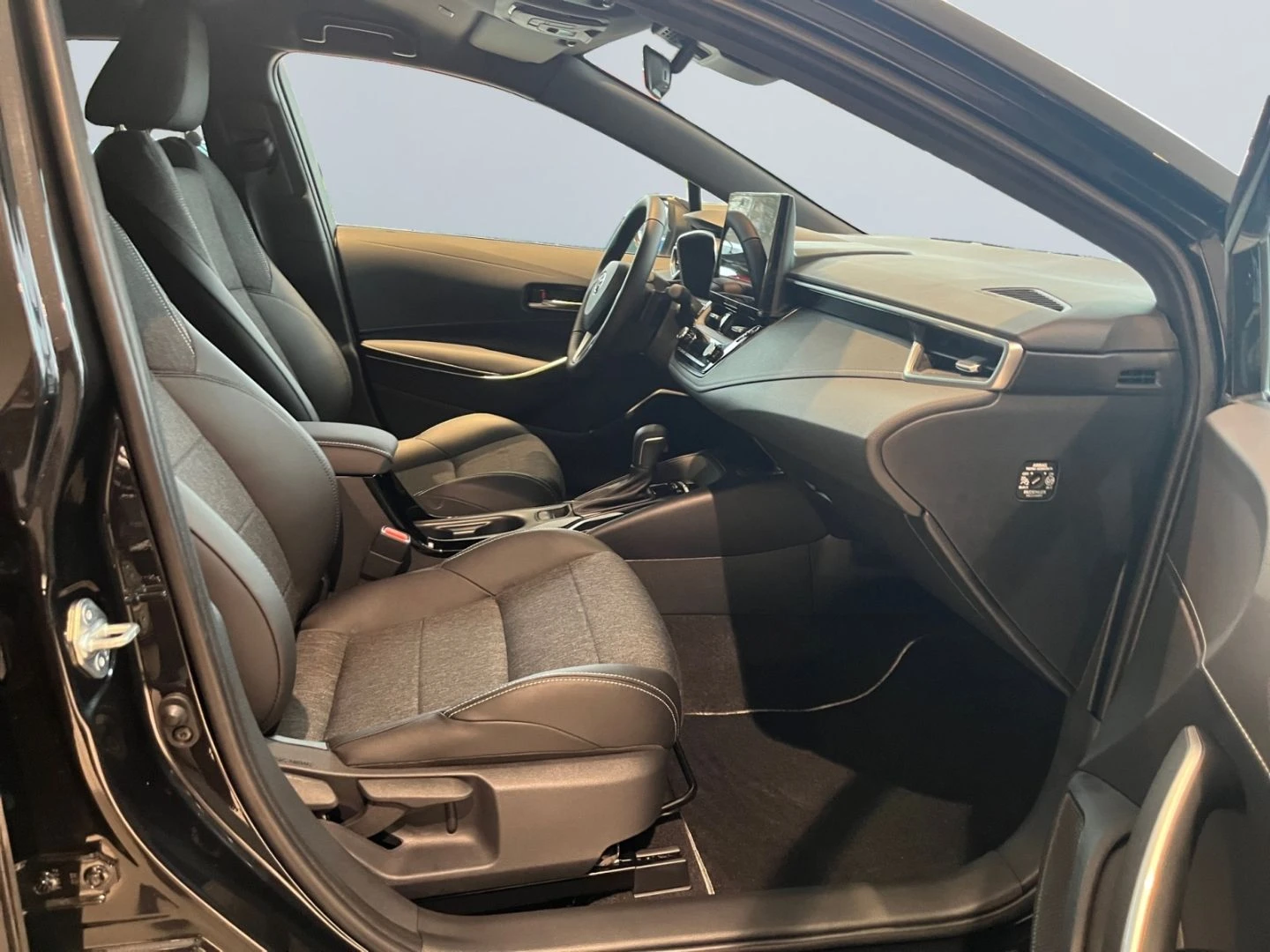 Toyota Corolla 2.0 HYBRID* TEAM D* LED* DISTR* CARPLAY* CAMERA*  | Mobile.bg   15