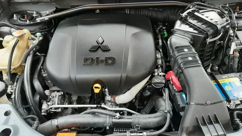 Mitsubishi Outlander, снимка 6 - Автомобили и джипове - 53010490