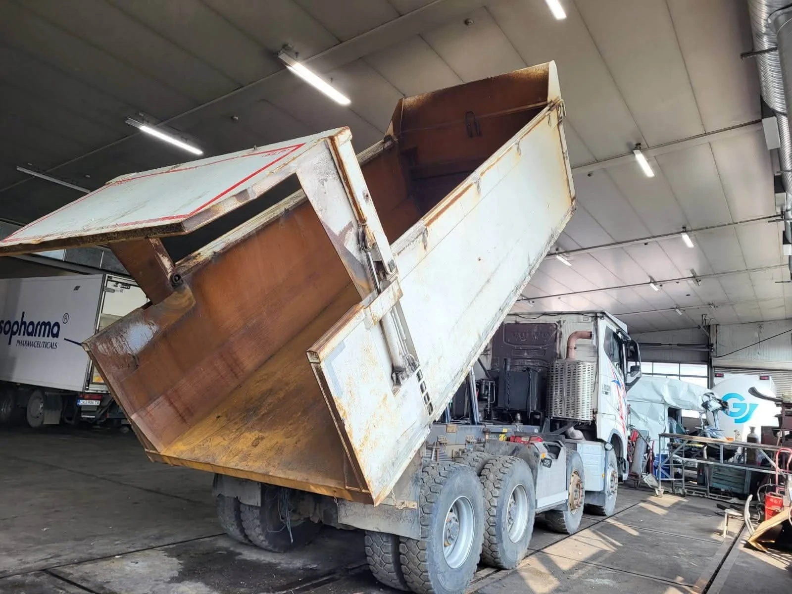 Volvo Fh16 750  Кариерен самосвал, снимка 8 - Камиони - 55939144