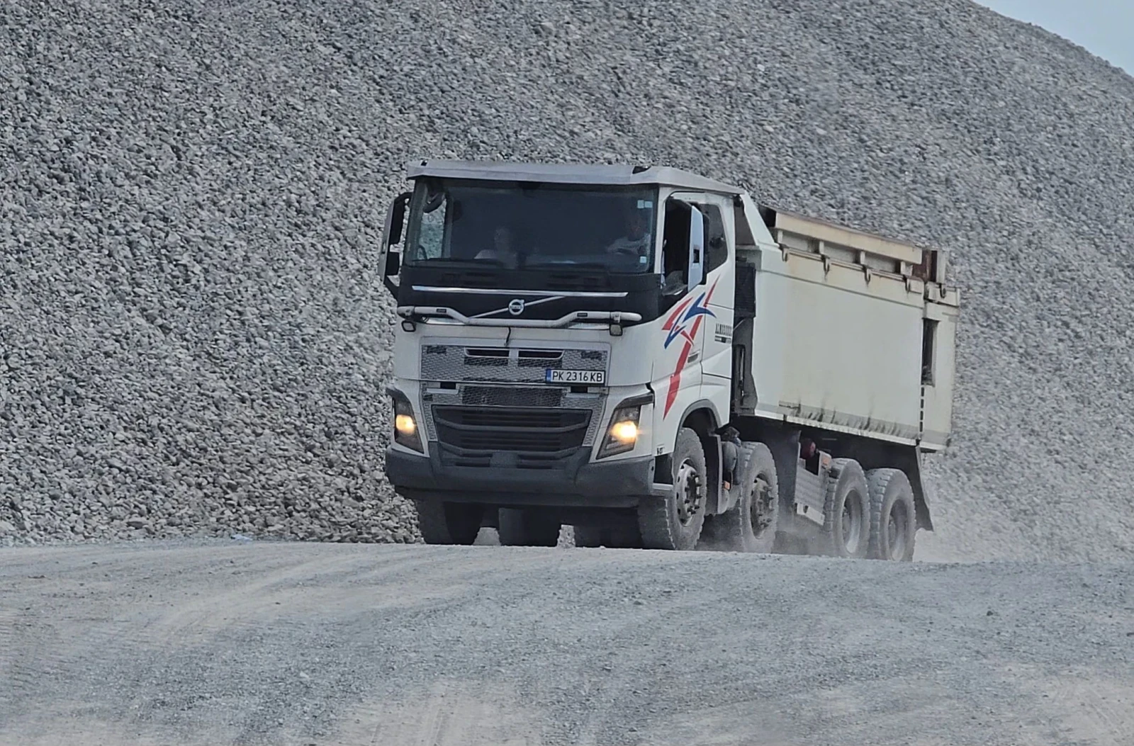 Volvo Fh16 750  Кариерен самосвал, снимка 3 - Камиони - 55939144
