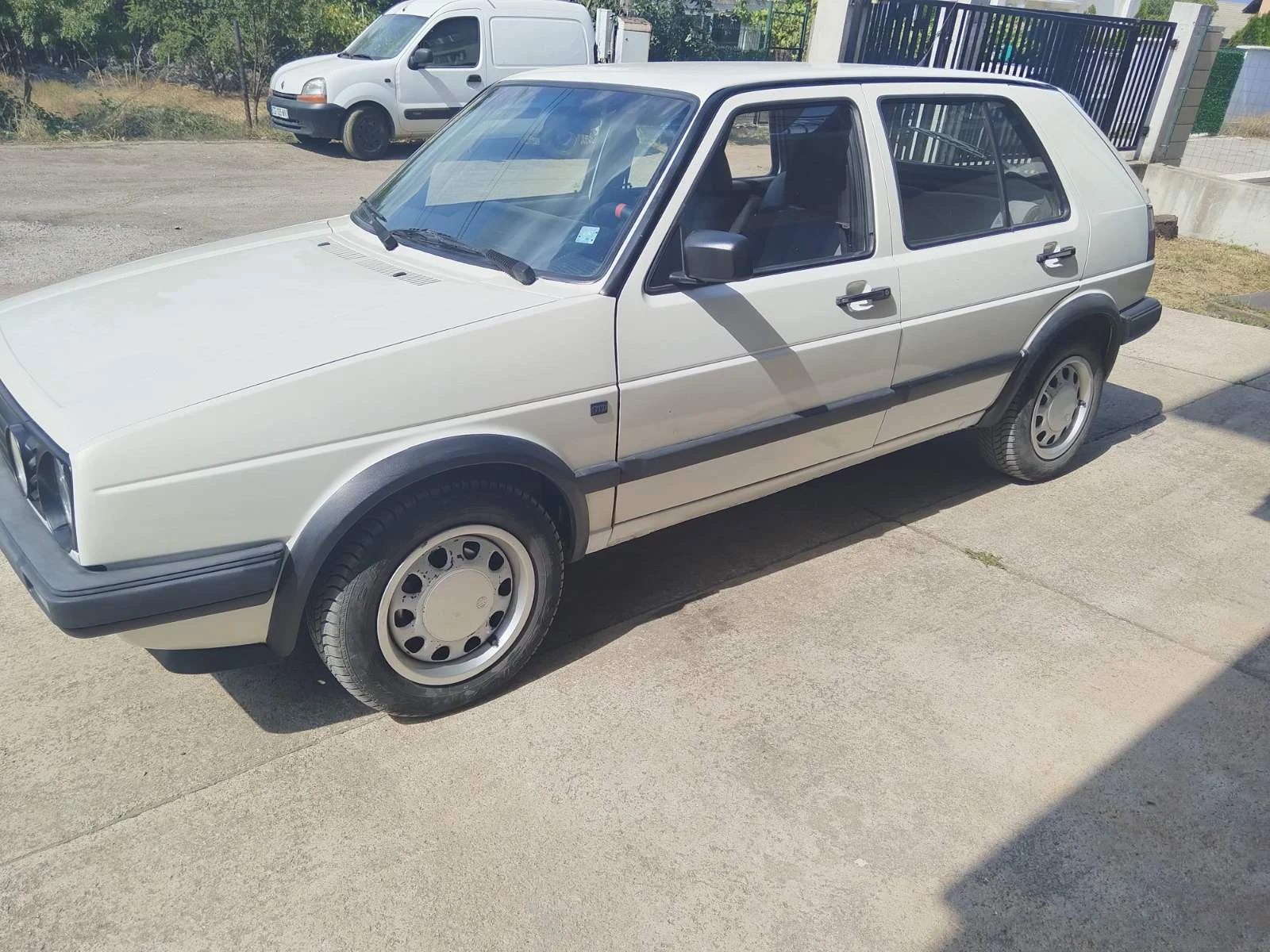 VW Golf 1.6 TDI, снимка 2 - Автомобили и джипове - 54714527