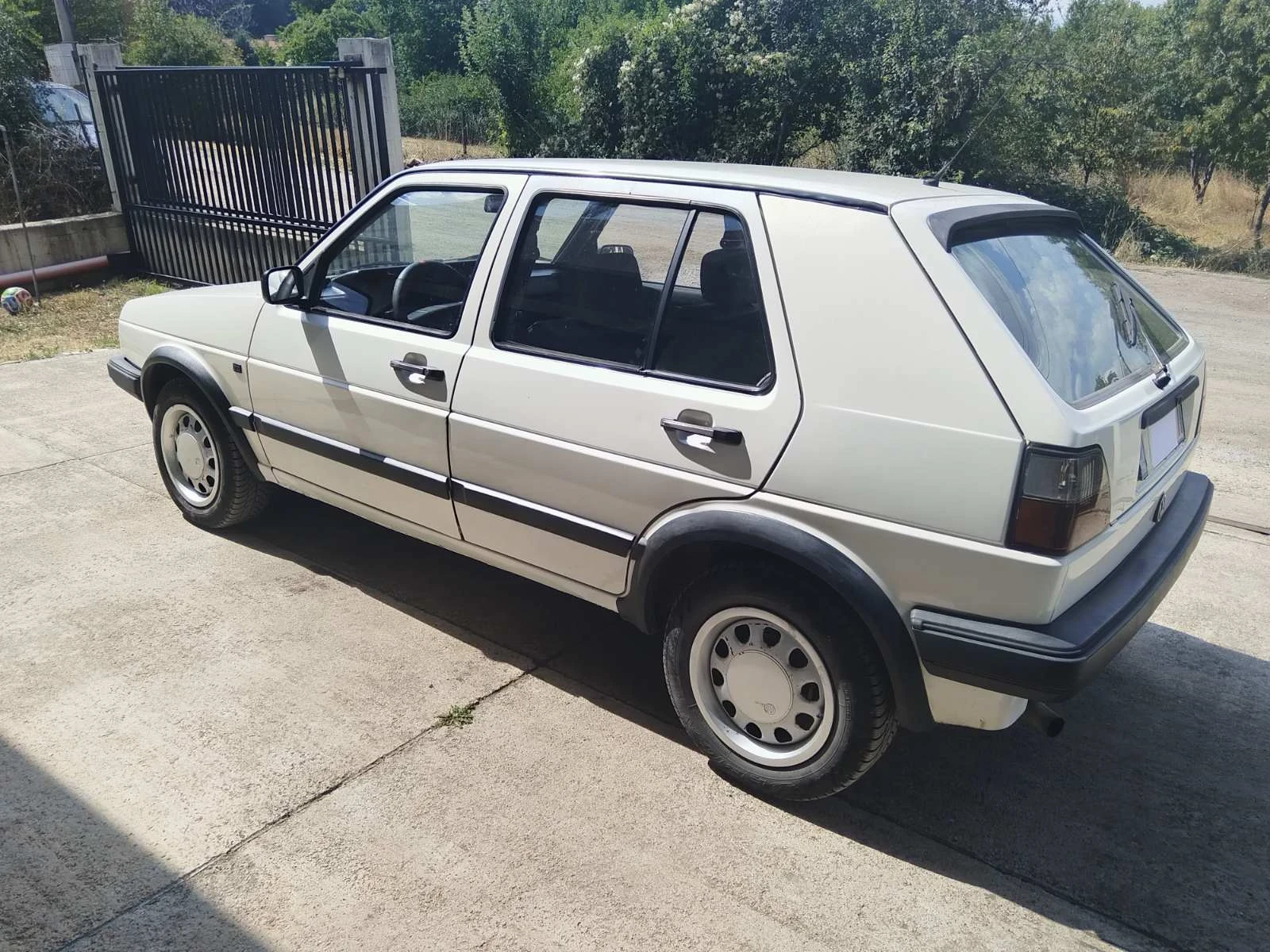 VW Golf 1.6 TDI, снимка 4 - Автомобили и джипове - 54714527