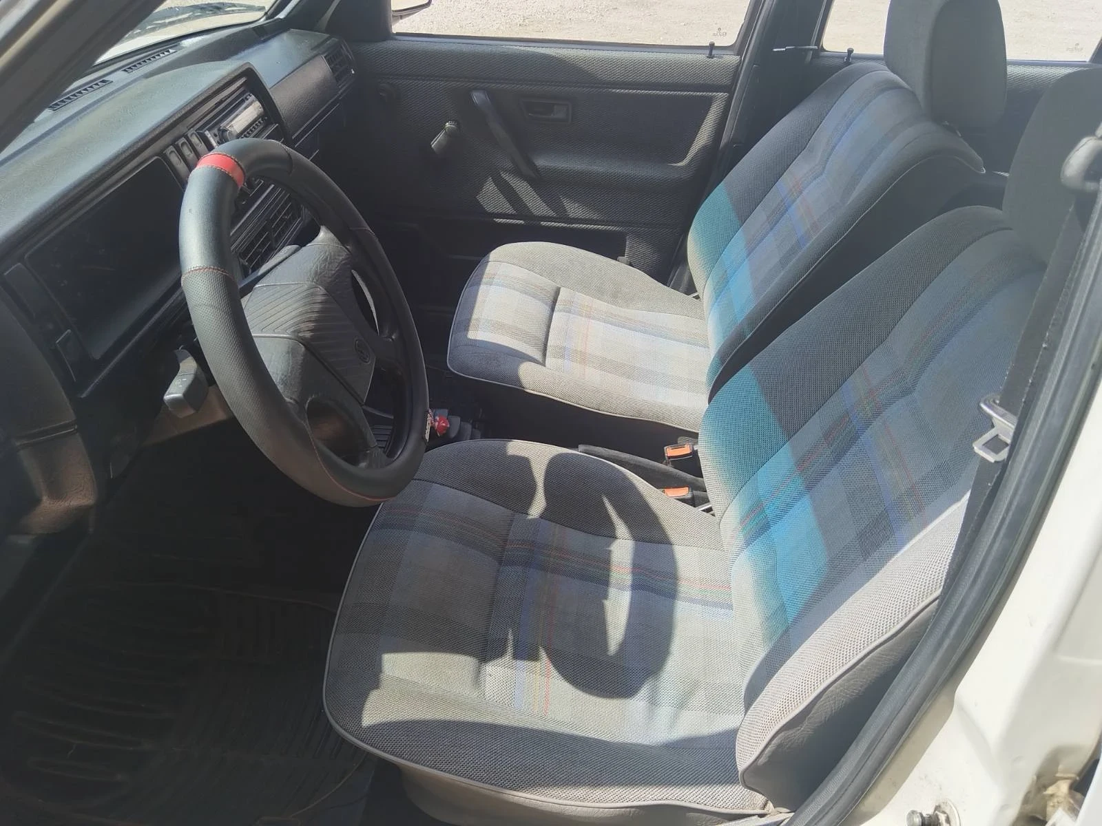 VW Golf 1.6 TDI, снимка 6 - Автомобили и джипове - 54714527