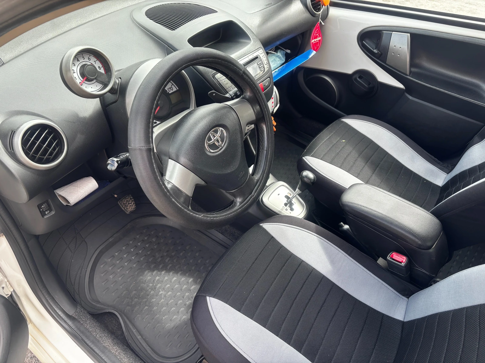 Toyota Aygo 1.0 ПЕРФЕКТНА, снимка 8 - Автомобили и джипове - 56085064