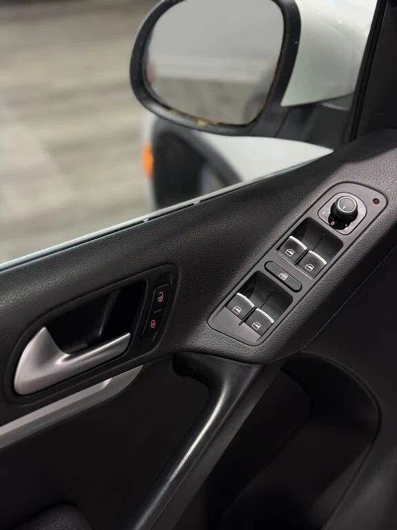 VW Tiguan Comfortline 4Motion АвтоКредит* (ЦЕНА ДО БГ), снимка 13 - Автомобили и джипове - 52620155