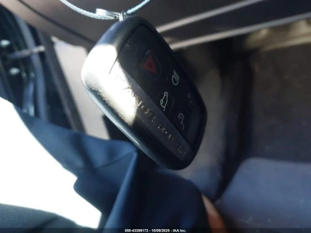 Land Rover Evoque Pure* Червена кожа* Пано* Keyless* Камера* , снимка 14 - Автомобили и джипове - 52750488
