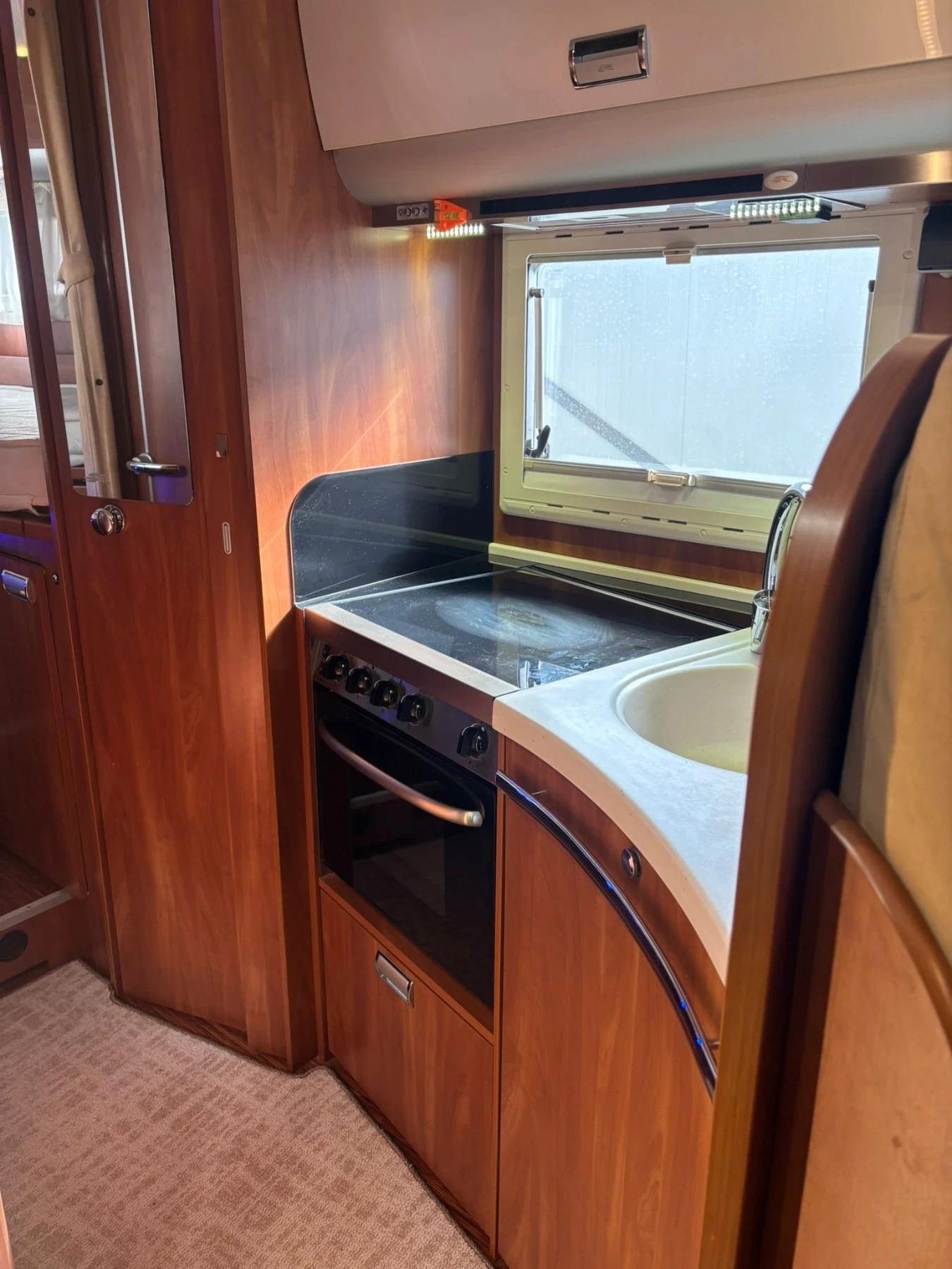 Кемпер Laika Kreos 8009, снимка 12 - Каравани и кемпери - 54160015