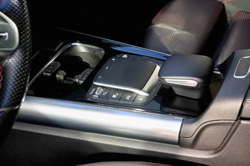 Mercedes-Benz CLA 200, снимка 11 - Автомобили и джипове - 53108368