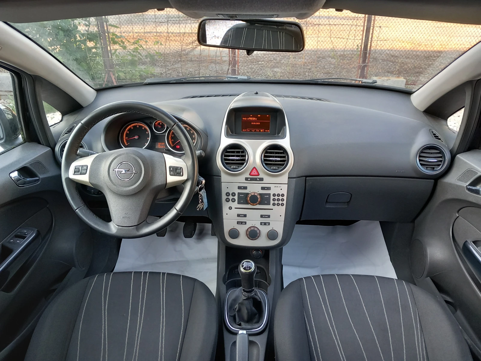 Opel Corsa 1.4i 90кс климатроник - изображение 8