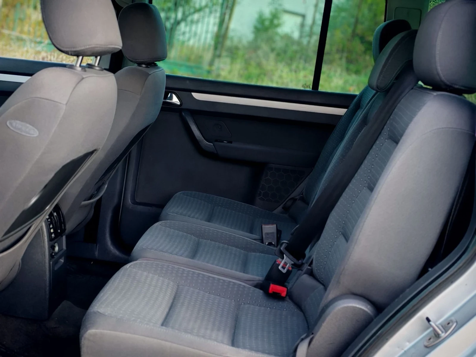VW Touran 1.9TDI(101)* 6-СКОРОСТИ* КЛИМАТРОНИК* НОВ ВНОС* , снимка 14 - Автомобили и джипове - 56143368