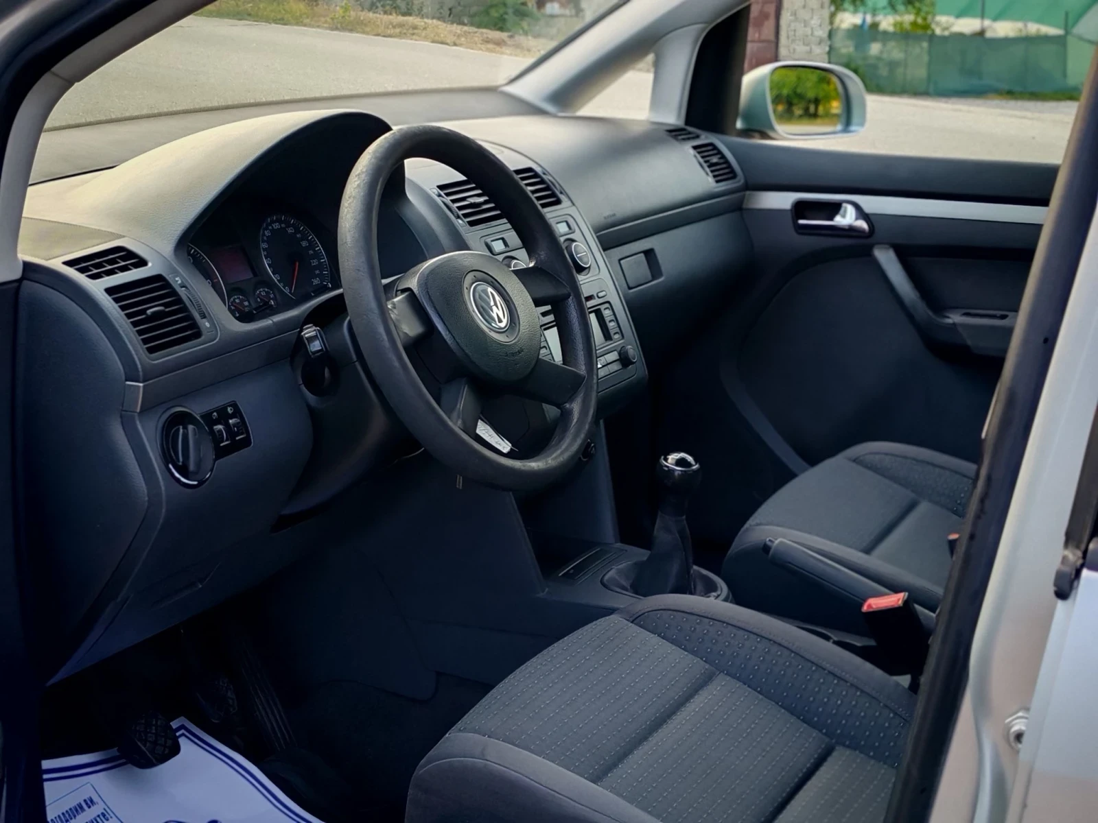 VW Touran 1.9TDI(101)* 6-СКОРОСТИ* КЛИМАТРОНИК* НОВ ВНОС* , снимка 10 - Автомобили и джипове - 56143368