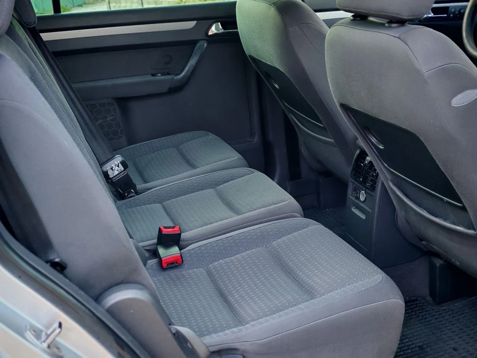 VW Touran 1.9TDI(101)* 6-СКОРОСТИ* КЛИМАТРОНИК* НОВ ВНОС* , снимка 15 - Автомобили и джипове - 56143368