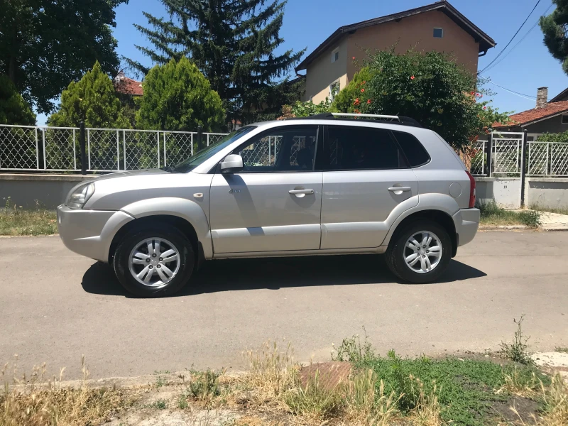 Hyundai Tucson 2.0 ЧИСТО НОВ 4?4, снимка 3 - Автомобили и джипове - 50973588