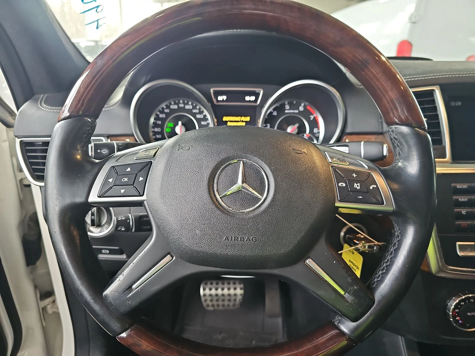 Mercedes-Benz ML 63 AMG ОБДУХВАНЕ/ДВОЙНА ПАНОРАМА/СЕРВИЗНА КНИЖКА! - изображение 9