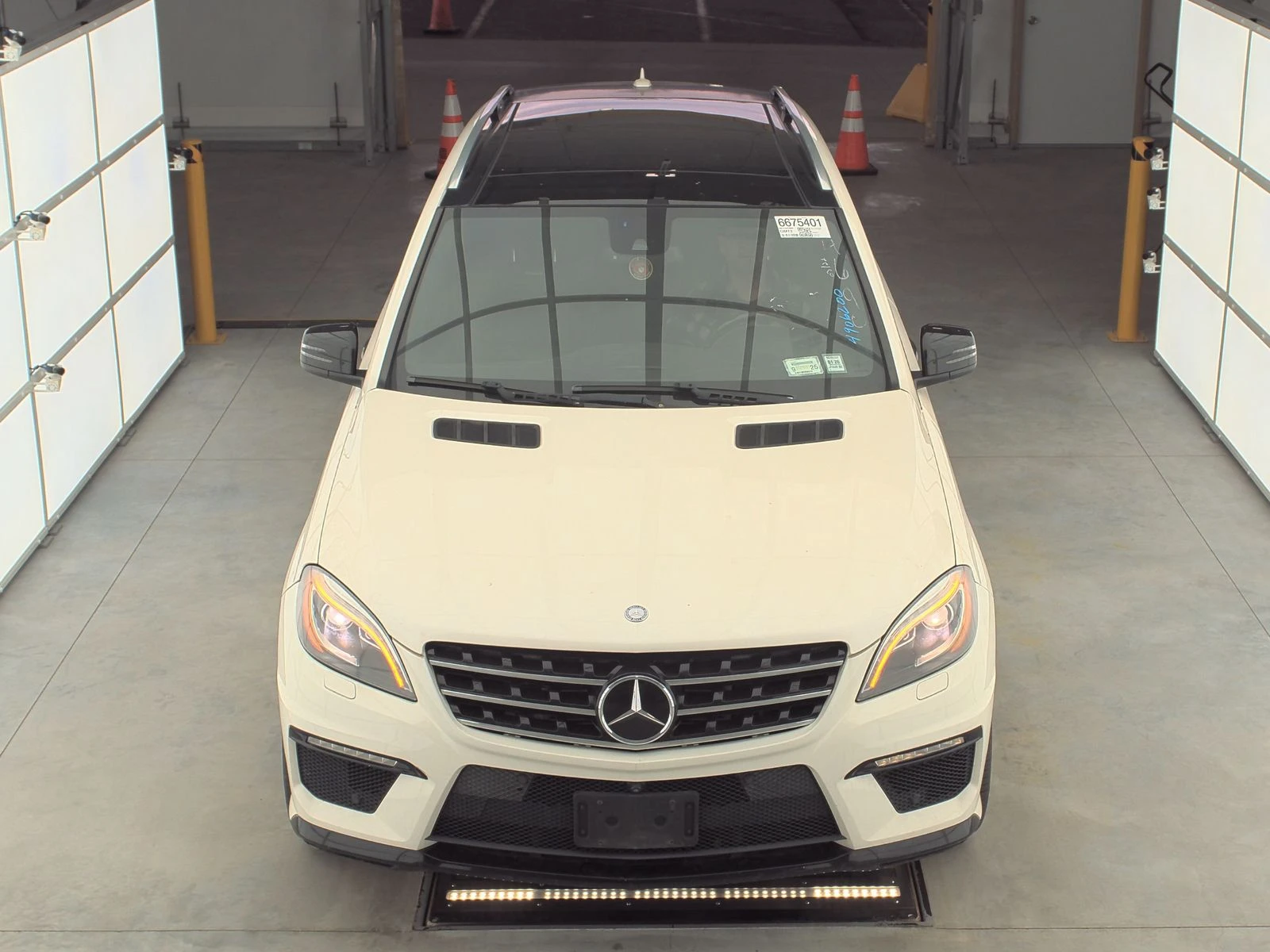 Mercedes-Benz ML 63 AMG ОБДУХВАНЕ/ДВОЙНА ПАНОРАМА/СЕРВИЗНА КНИЖКА! - изображение 2