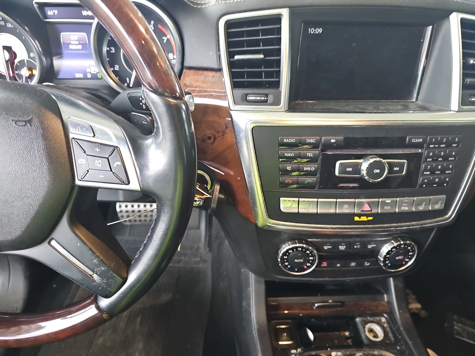 Mercedes-Benz ML 63 AMG ОБДУХВАНЕ/ДВОЙНА ПАНОРАМА/СЕРВИЗНА КНИЖКА! - изображение 10