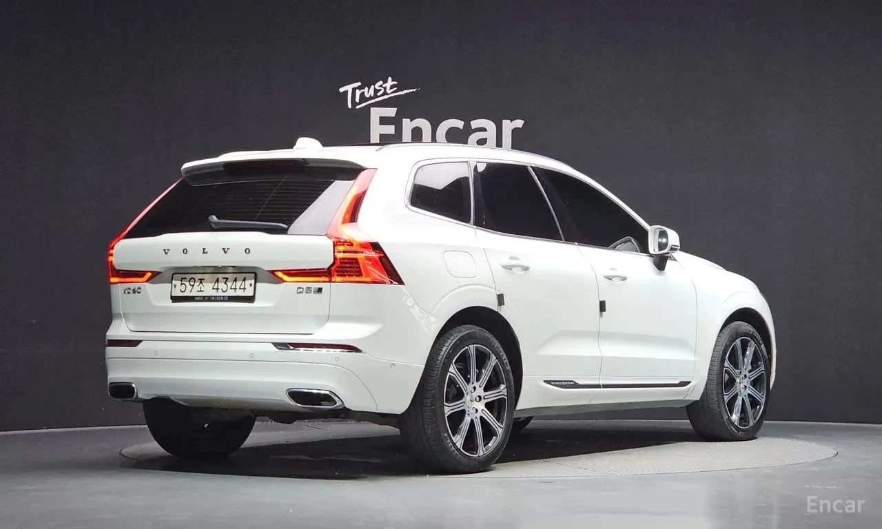 Volvo XC60 * D5 Inscription * ОБДУХВАНЕ * 360* АВТОКРЕДИТ* , снимка 2 - Автомобили и джипове - 56131512